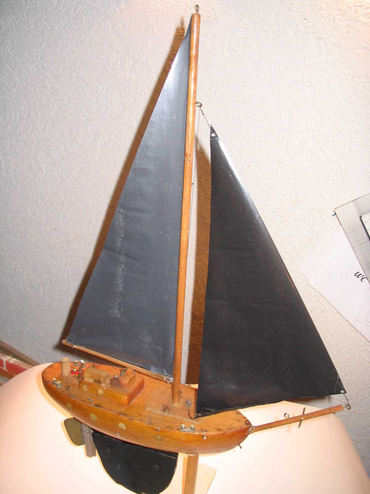 Erstes Segelboot